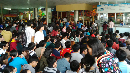 Chen chúc mua vé xe khách về quê ăn Tết tại bến xe miền Đông